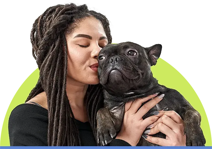 Mulher segurando Bulldog